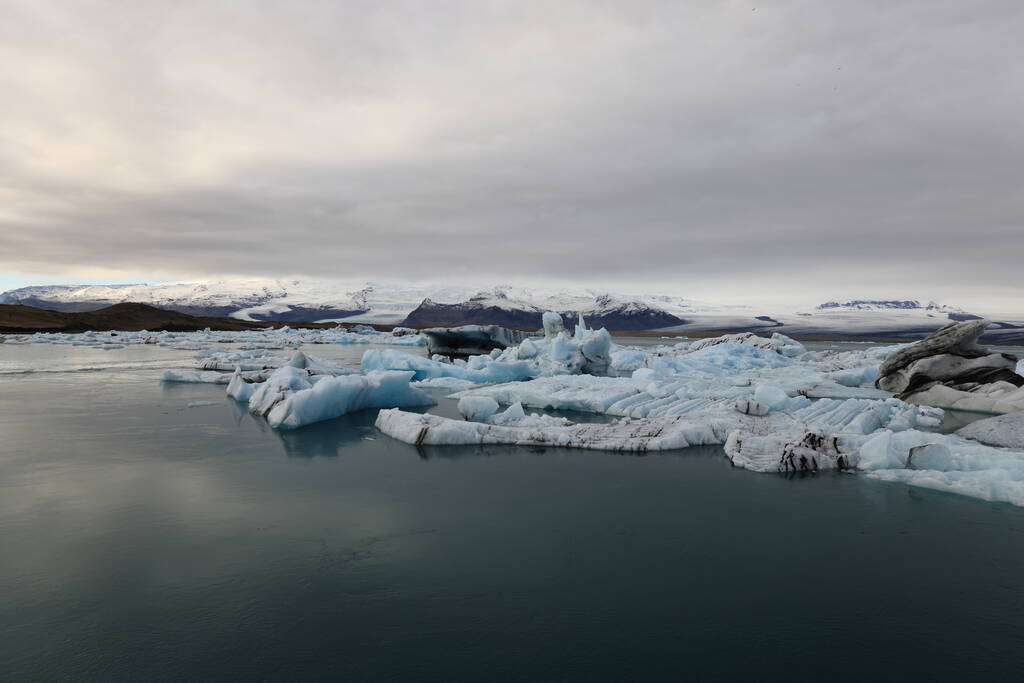 Belle vue sur les icebergs dans la lagune du glacier Jokulsarlon, parc national Vatnajokull, Islande - Photo, image