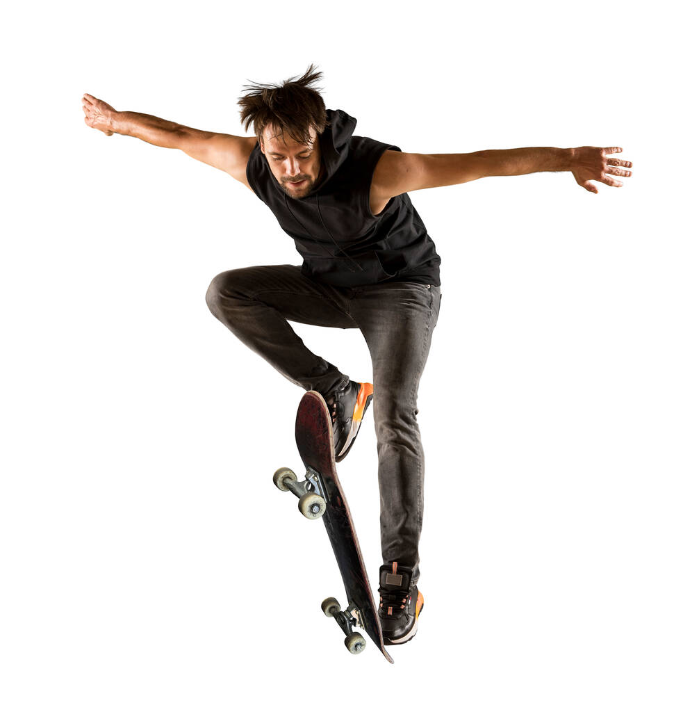 Skateboardista předvádí skákací trik. Freestyle extrémní sportovní koncept izolované na bílém pozadí - Fotografie, Obrázek