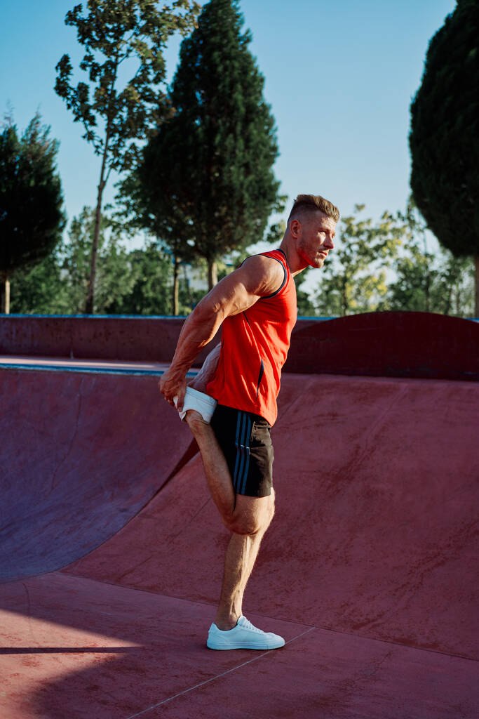 hombre de los deportes haciendo ejercicios en el campo deportivo fitness - Foto, imagen