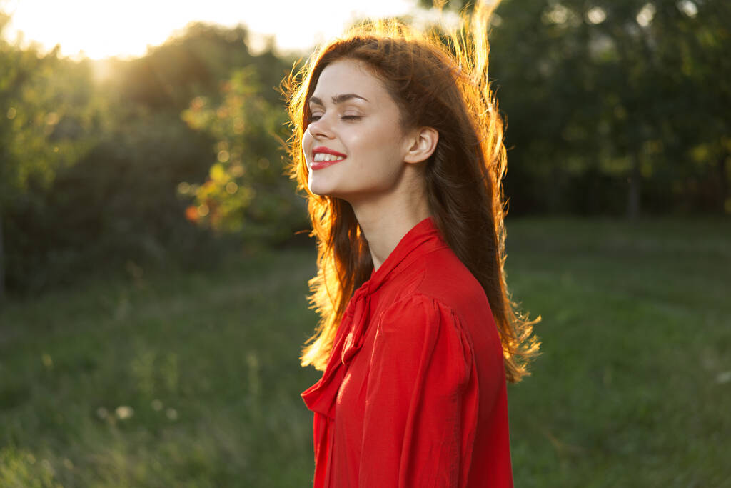 mujer en vestido rojo posando naturaleza sol diversión - Foto, imagen