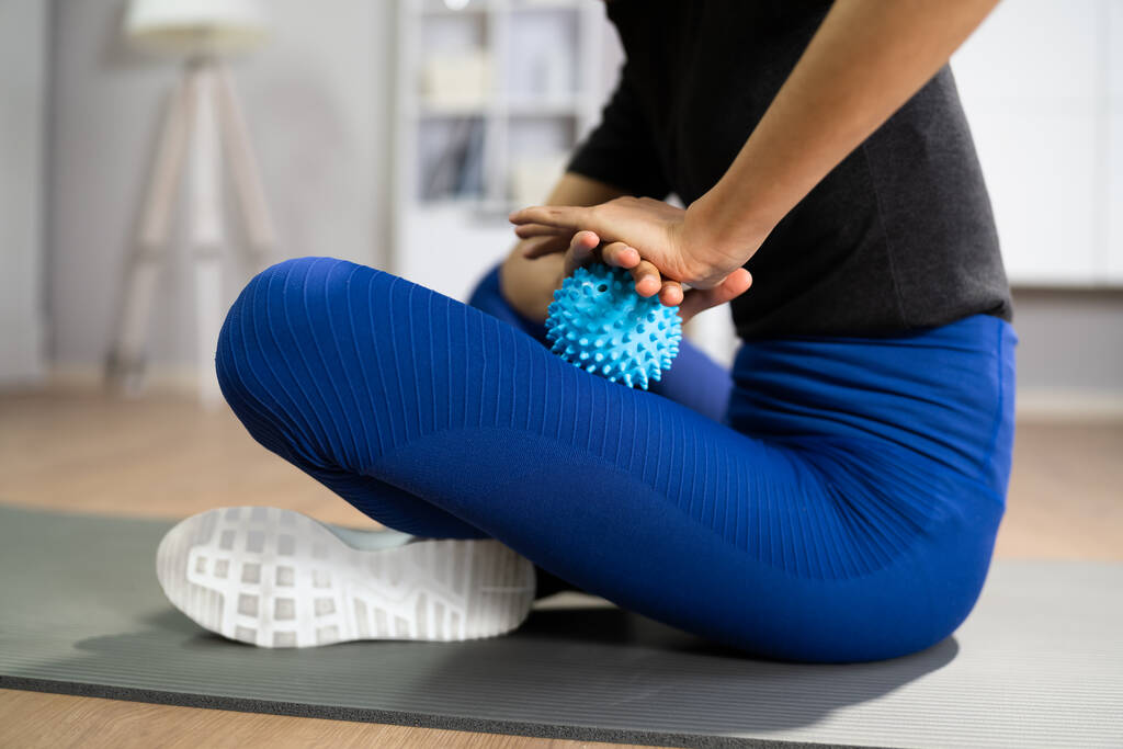 Masaje de piernas con punta de gatillo Spiky Massage Ball. Liberación miofascial - Foto, Imagen