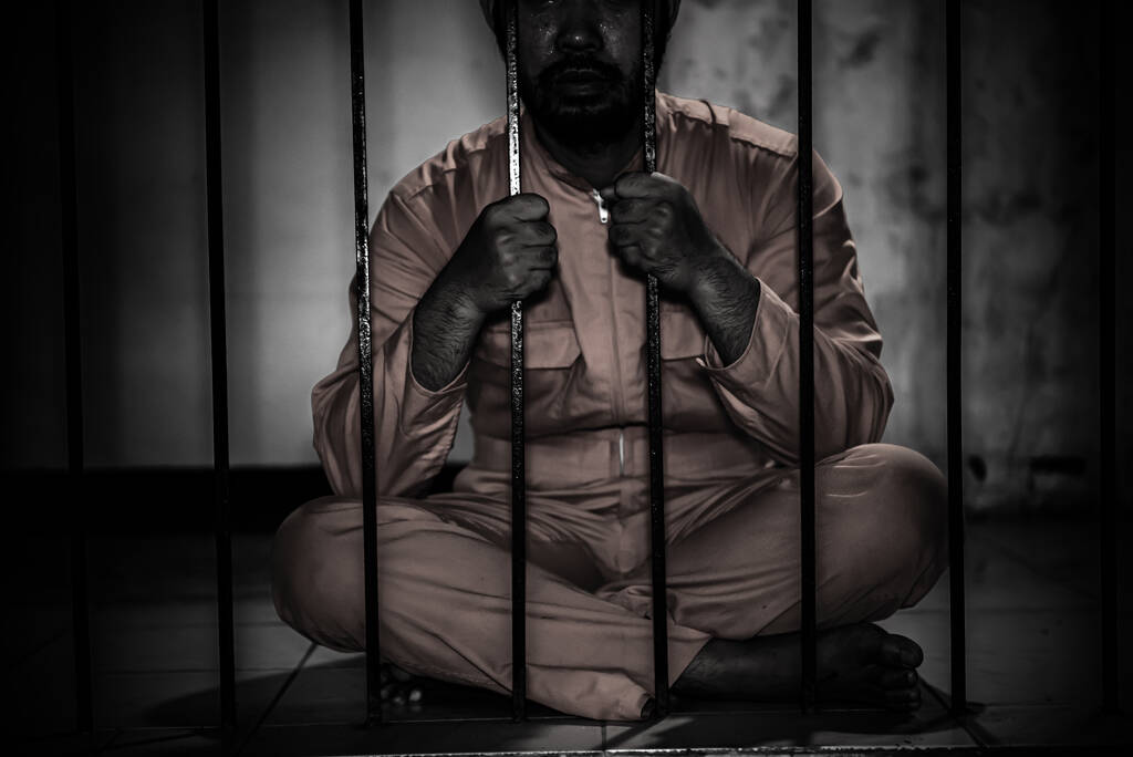 Porträt eines Mannes, der verzweifelt nach eisernem Gefängnis sucht, Gefangenenkonzept - Foto, Bild