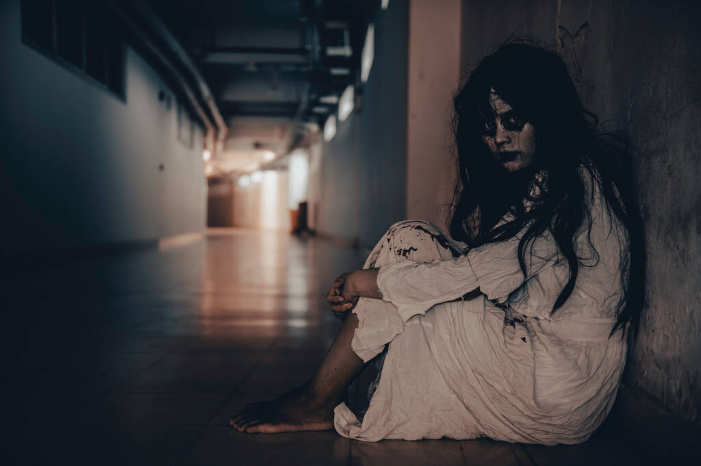 Retrato de mujer asiática conforman la cara de fantasma, zombie, concepto de Halloween - Foto, Imagen
