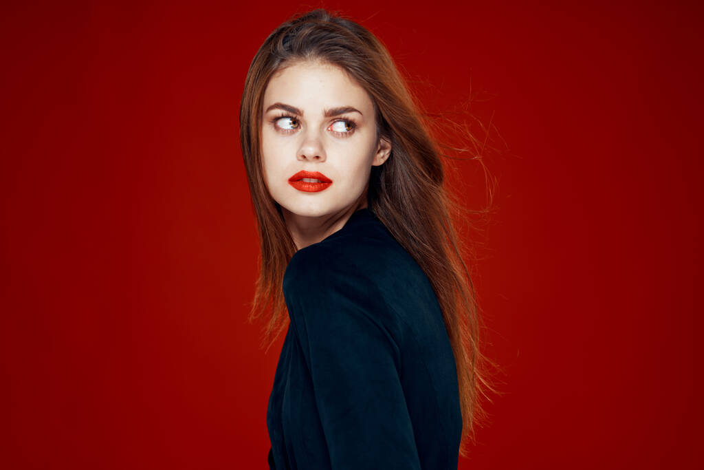 bonita mujer con labios rojos pelo rojo Glamor posando fondo rojo - Foto, Imagen