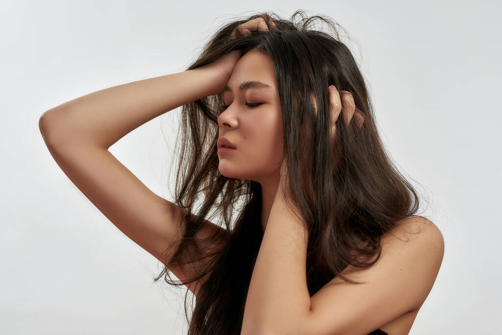 Millennial asiático mulher modelo no fundo branco - Foto, Imagem