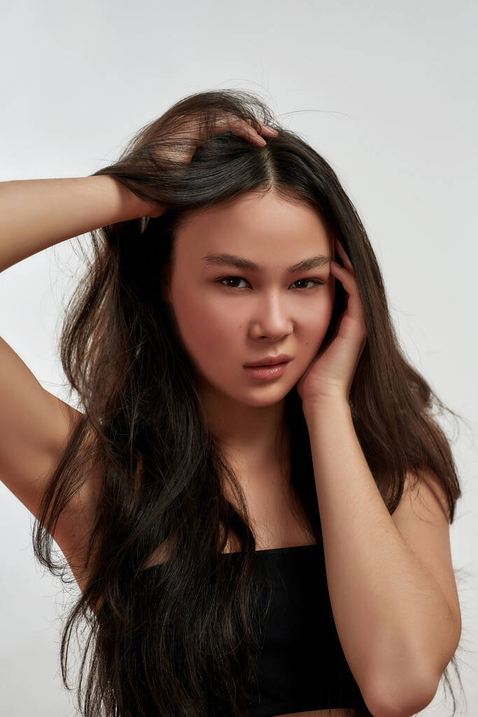 Portré fiatal ázsiai nő flörtöl a kamera - Fotó, kép