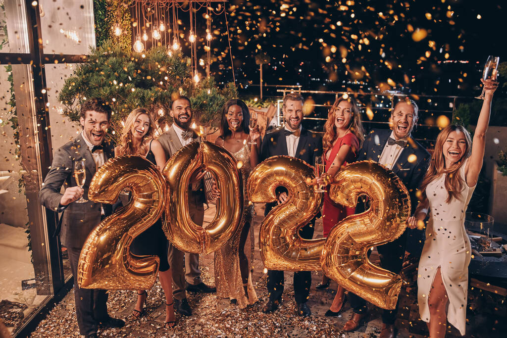 Groupe de belles personnes en coffret portant des numéros de couleur or et souriant - Photo, image