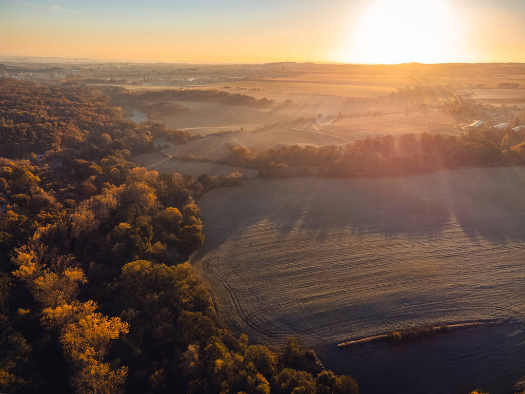 Légi felülről lefelé néző őszi táj napkeltekor. Van egy kis köd a föld felett.. - Fotó, kép