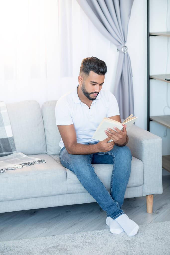 lectura en casa hombre relajado disfrutando del tiempo chico árabe - Foto, Imagen