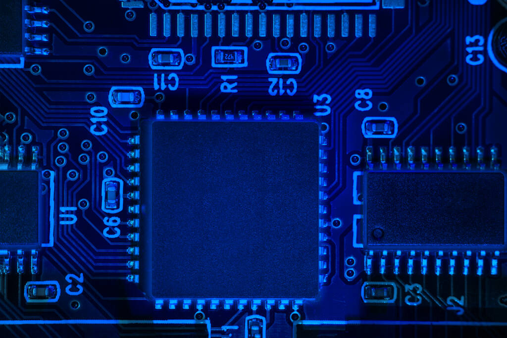 Macro primer plano de un microchip, procesador (CPU) concepto de un sistema de control de alta tecnología para la inteligencia artificial en una placa (PCB), unidad central de procesamiento de un ordenador con componentes dentro de un dispositivo electrónico - Foto, Imagen