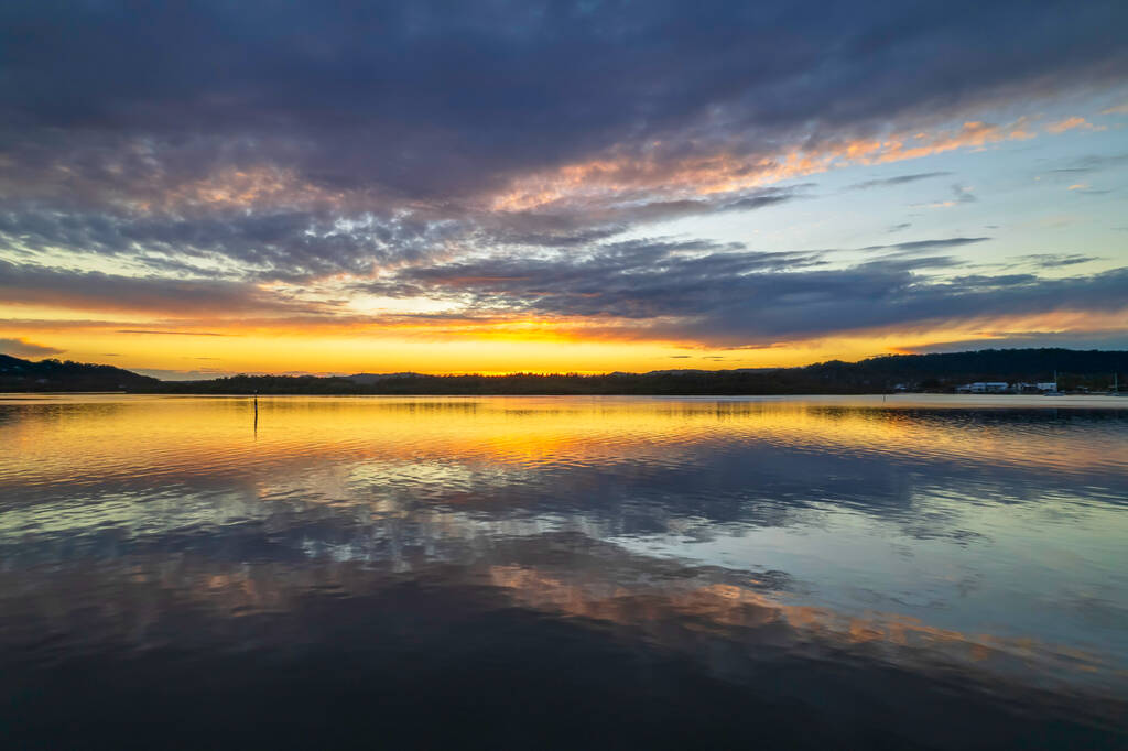 Salida del sol, nubes y reflexiones en Woy Woy Waterfront en la Costa Central, NSW, Australia. - Foto, Imagen