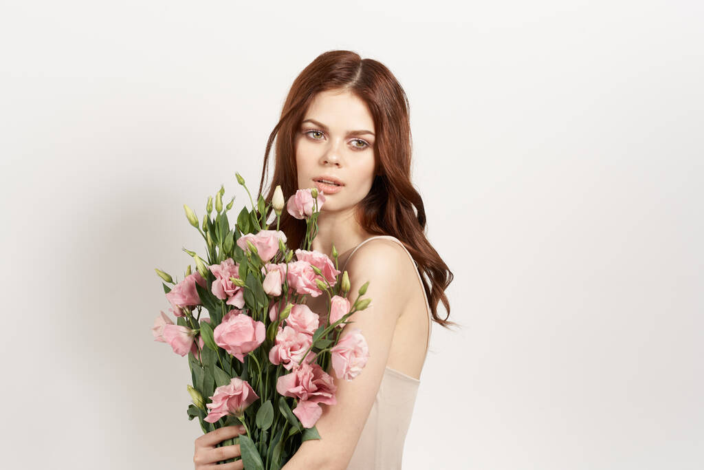 vrolijk vrouw in jurk poseren bloemen make-up geïsoleerde achtergrond - Foto, afbeelding