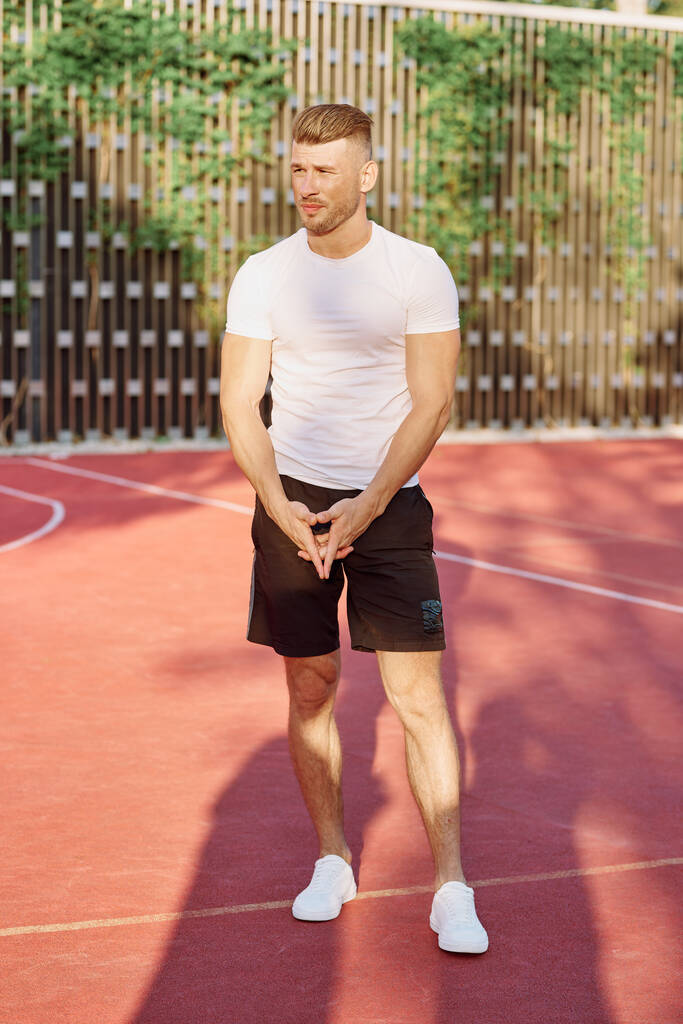 Mann im weißen T-Shirt auf dem Sportplatz Trainingsmotivation - Foto, Bild