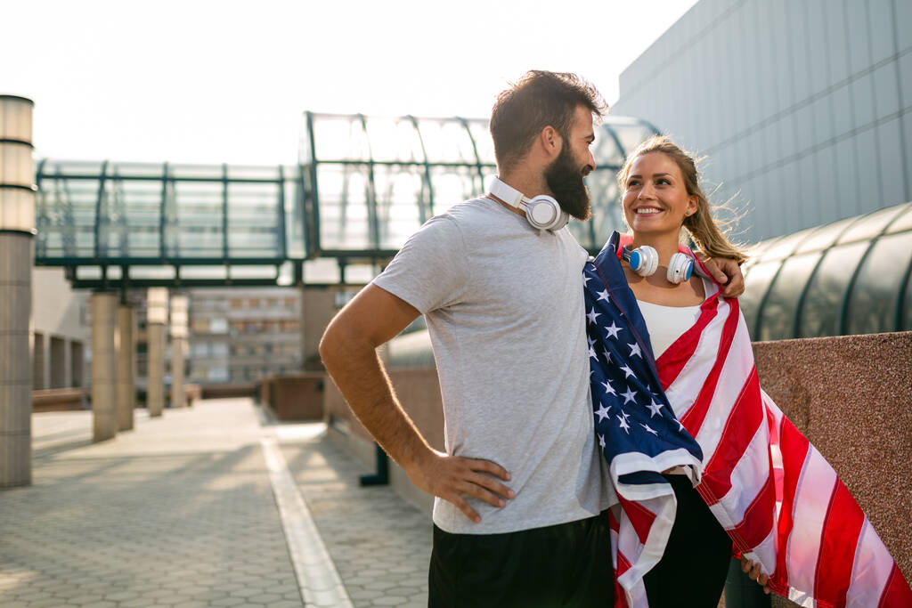 Portrét krásné mladé fit ženy s vlajkou USA. Sport lidé štěstí úspěch zdravý životní styl koncept - Fotografie, Obrázek