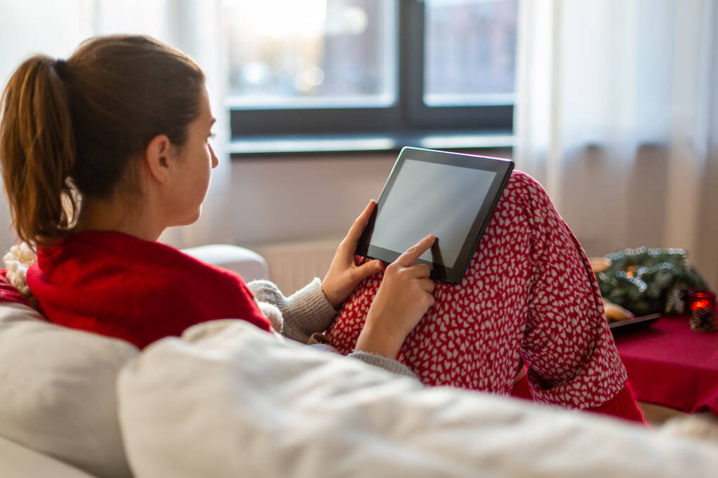 mujer con Tablet PC en casa en Navidad - Foto, Imagen