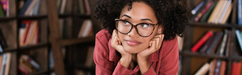 Сором'язлива афро-американська жінка в окулярах, дивлячись в бік, банер - Фото, зображення