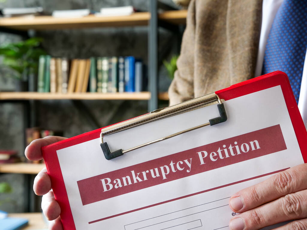 Менеджер предлагает форму заявления о банкротстве для подписания. - Фото, изображение