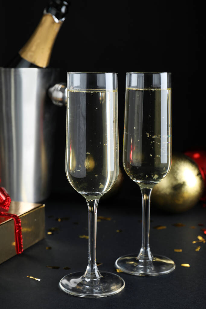 ¡Feliz Año Nuevo! Vasos con vino espumoso sobre mesa sobre fondo negro - Foto, Imagen