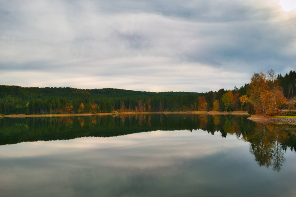 A beautiful autumn  landscape and trees reflecting in a lake. - Foto, Bild
