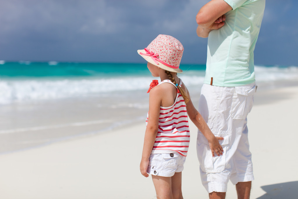 Vater und Tochter am Strand - Foto, Bild