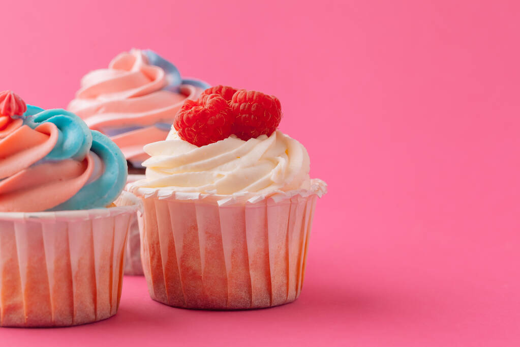 Leckere süße Cupcakes auf hellrosa Hintergrund - Foto, Bild