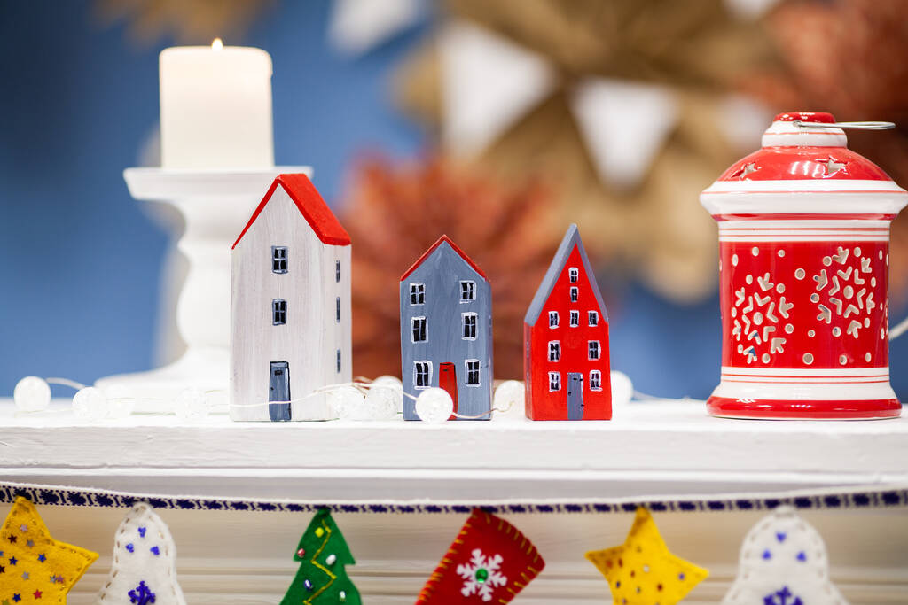 petites maisons en bois peintes. Fait main. Belle décoration du Nouvel An pour la maison. Un cadeau de Noël - Photo, image