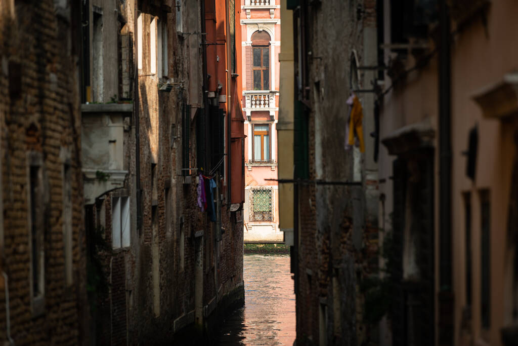 Canal estrecho en Venecia (Italia) en un día soleado en otoño, palacio en canale grande en el fondo - Foto, imagen