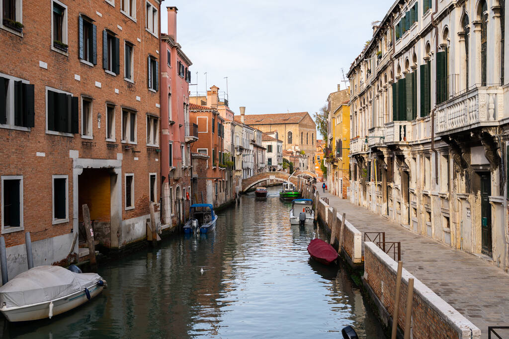 ヴェネツィア、イタリア- 2021年10月25日:晩秋の晴れた穏やかな日にヴェネツィアのボートと運河 - 写真・画像