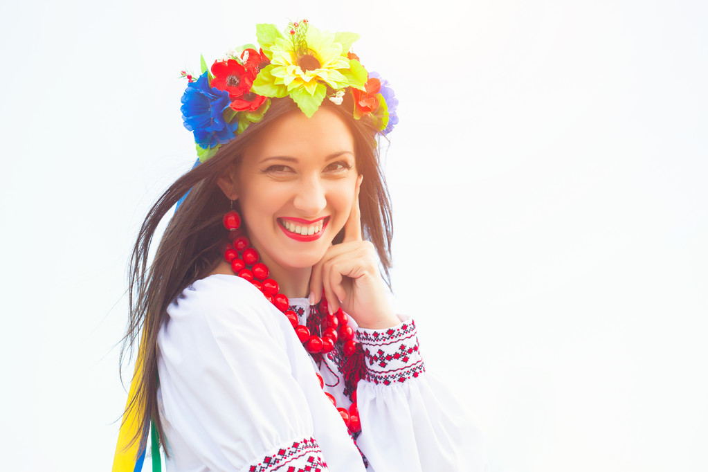 Donna che indossa vestiti ucraini nazionali all'aperto
 - Foto, immagini