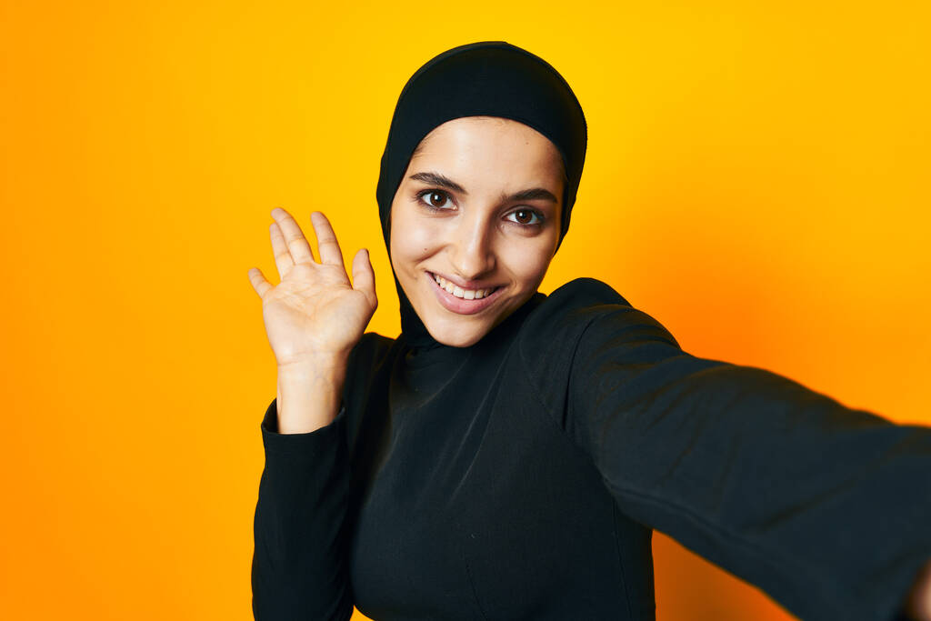 Musulmana felicidad moda ropa mano gesto aislado fondo - Foto, imagen