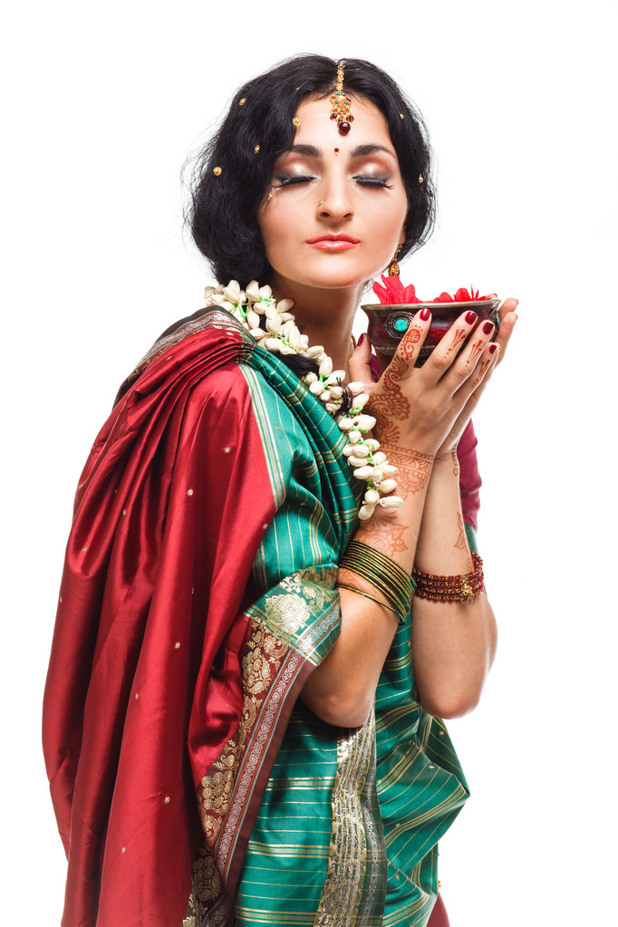 Hermosa joven india con ropa tradicional, aislada sobre fondo blanco
 - Foto, imagen