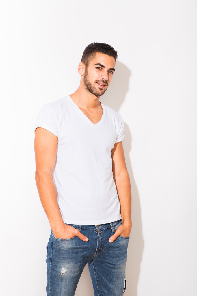 hombre guapo en camiseta blanca
  - Foto, imagen