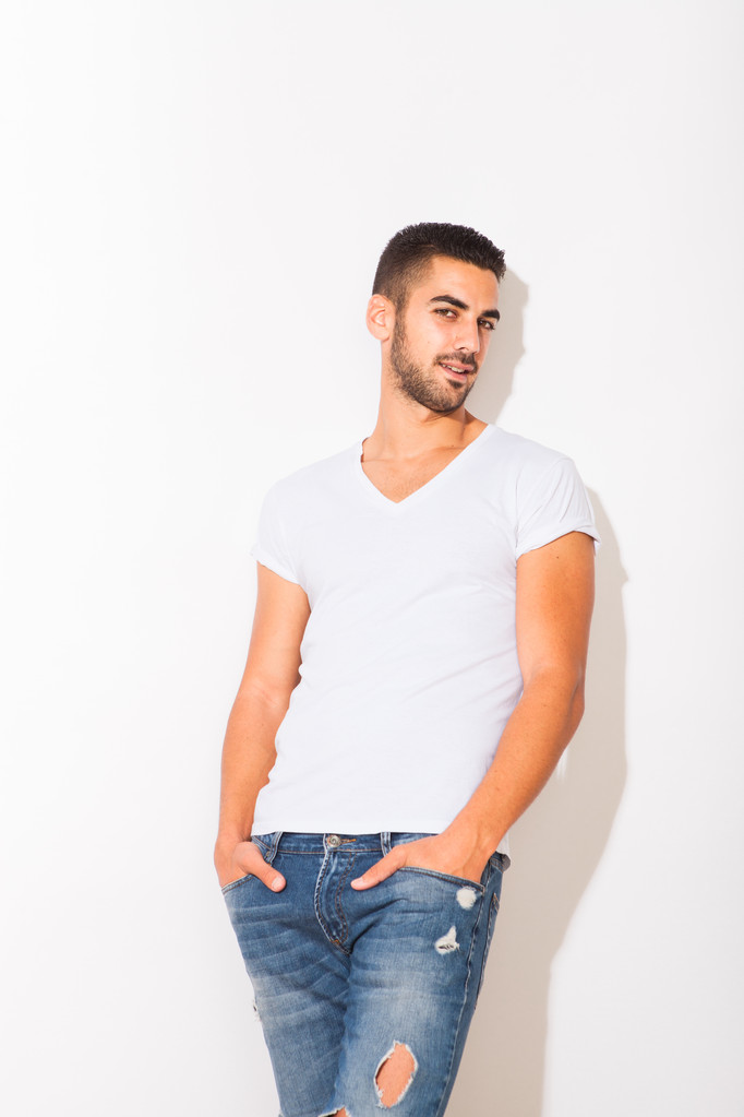 hombre guapo en camiseta blanca
  - Foto, Imagen