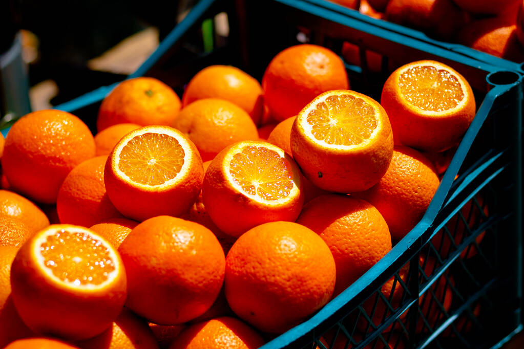 箱の中のオレンジ。ジュースであるための準備ができてジュースオレンジ。健康的な柑橘類の飲み物。飲酒スタンド. - 写真・画像