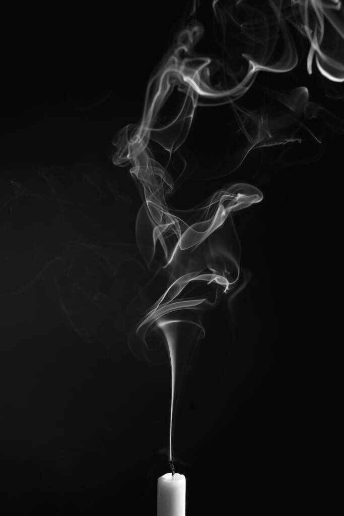 Вертикальний знімок диму гасіння свічки ізольовано на чорному тлі
 - Фото, зображення