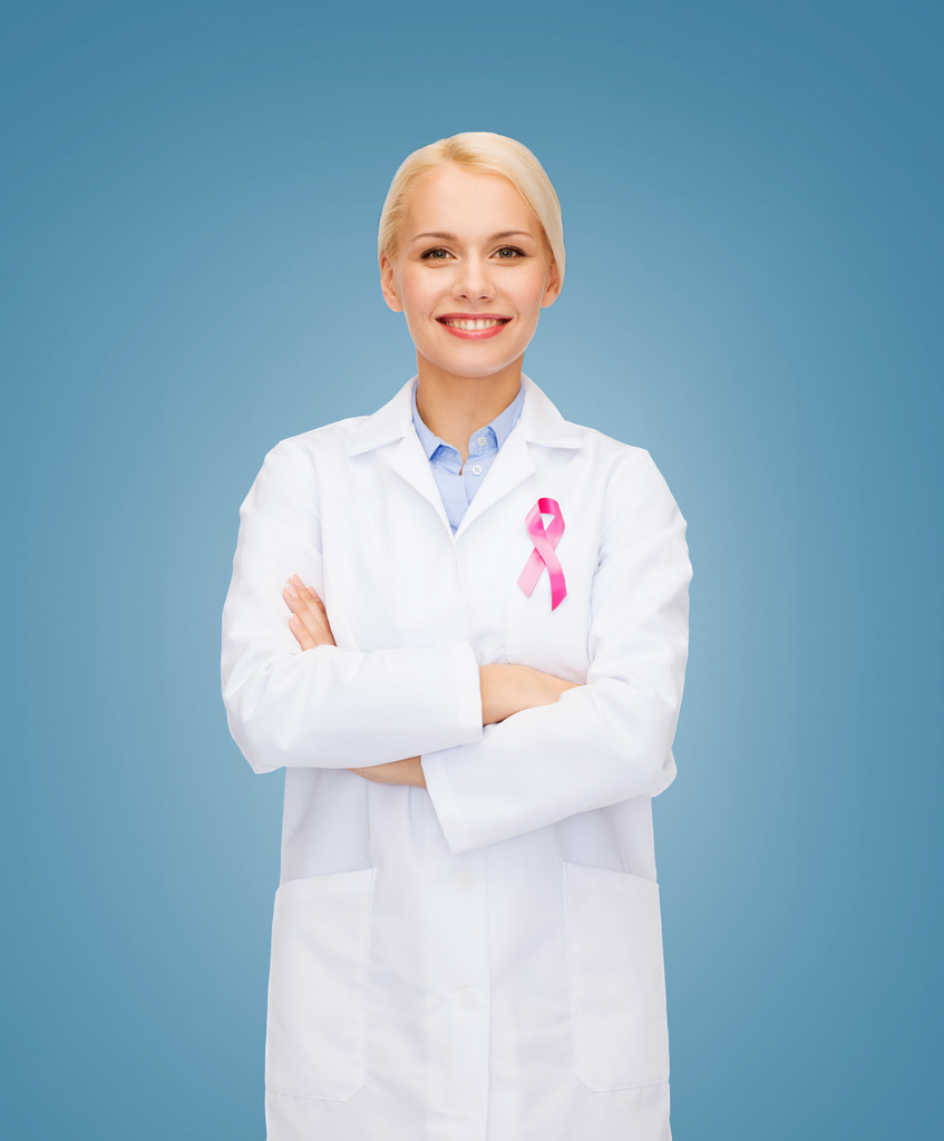 médecin souriant femme avec ruban de sensibilisation au cancer
 - Photo, image