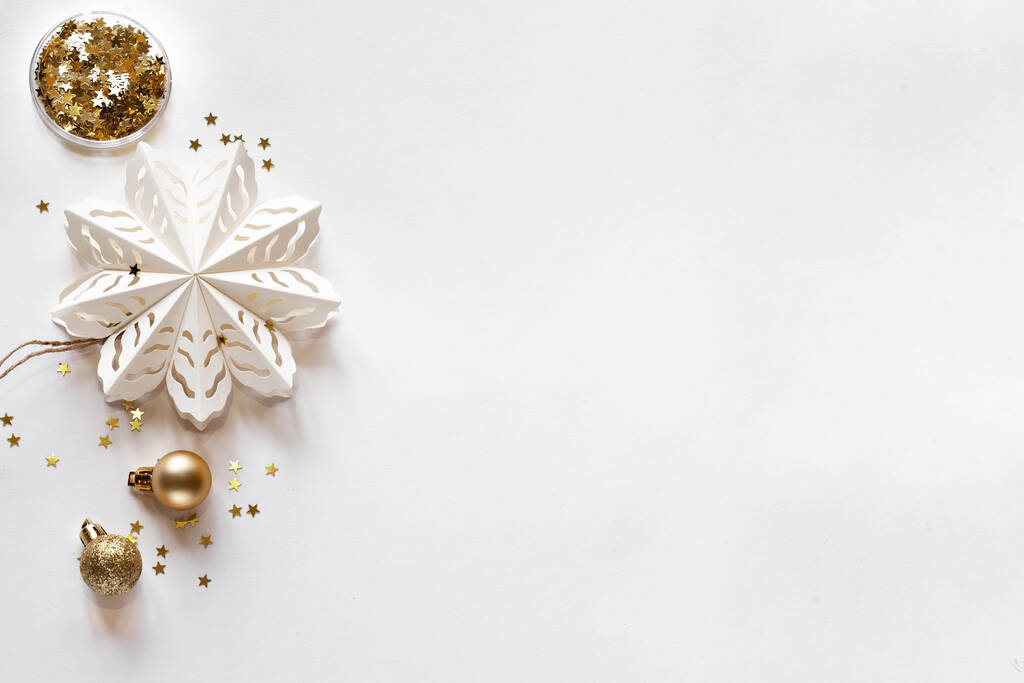 Weiße Weihnachten Hintergrund mit goldenen Kugeln, Sternen und Papier Schneeflocke, Draufsicht - Foto, Bild