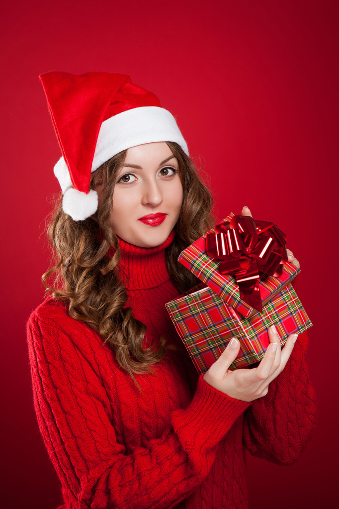 chica en suéter rojo celebración regalo de Navidad con Santa Clau
 - Foto, Imagen