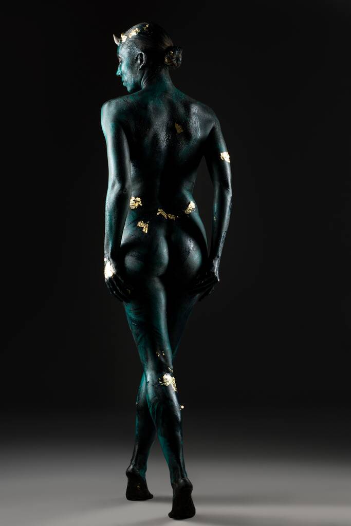 Γυμνή γυναίκα με μαύρο σώμα τέχνης στο στούντιο - Φωτογραφία, εικόνα
