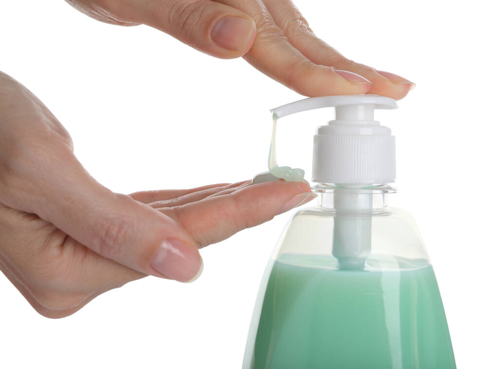 Beyaz arkaplanda sıvı sabun makinesi kullanan kadın, yakın plan. - Fotoğraf, Görsel