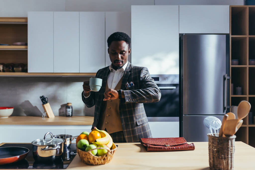 Afroameričtí podnikatelé jdou pracovat domů, nasnídají se v kuchyni, telefonují - Fotografie, Obrázek