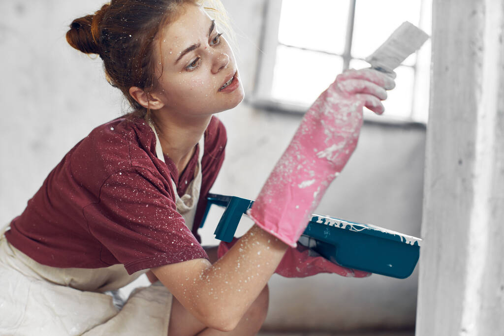 donna con pennello in mano dipingere interni interni ristrutturazione - Foto, immagini