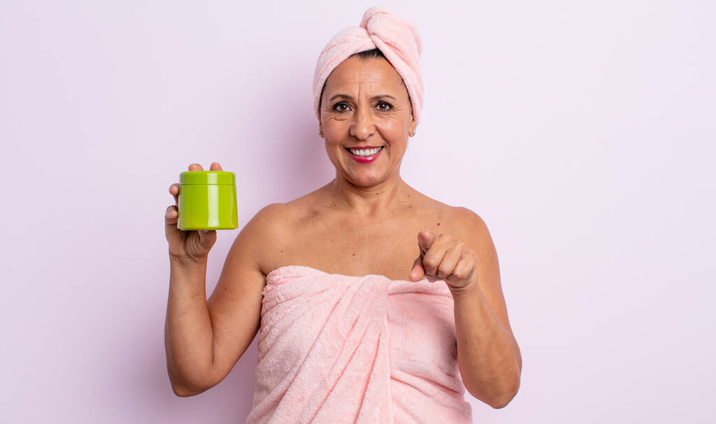 Güzel orta yaşlı bir kadın kamerayı işaret ederek seni seçiyor. duş ve saç ürünü konsepti - Fotoğraf, Görsel