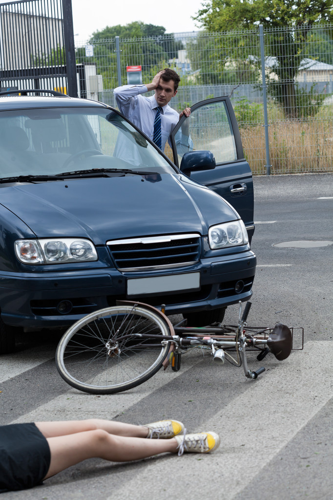 Kuljettaja törmäsi naispuoliseen moottoripyöräilijään
 - Valokuva, kuva