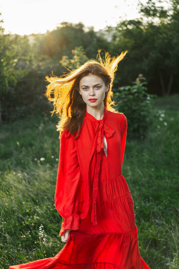 attraente donna in abito rosso all'aperto in campo di libertà - Foto, immagini