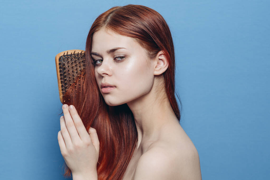 bella donna pettinando capelli spalle nude cura dei capelli - Foto, immagini