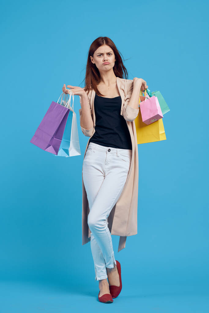 donna glamour con pacchetti in mano Shopaholic sfondo isolato - Foto, immagini