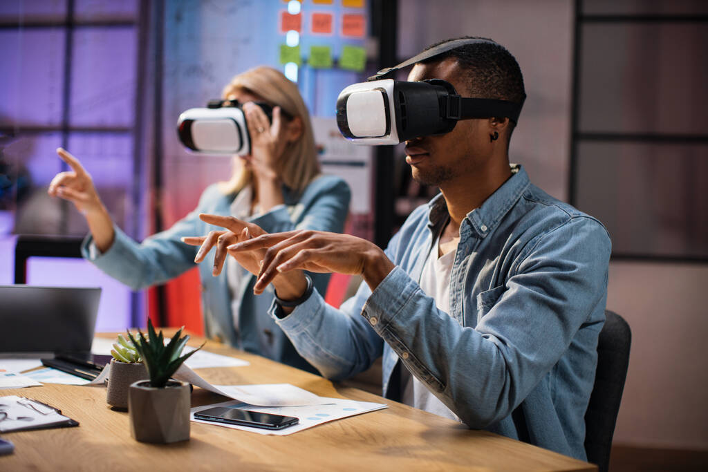 Pracownicy firmy w słuchawkach VR podczas spotkania - Zdjęcie, obraz