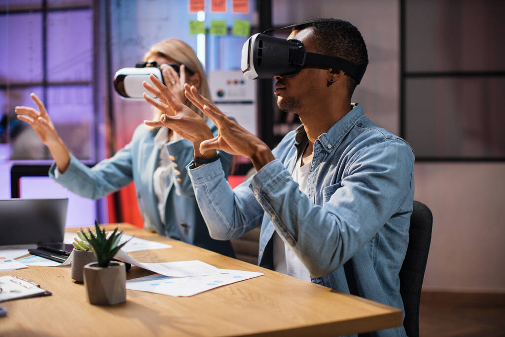 Сотрудники компании в наушниках VR во время встречи - Фото, изображение
