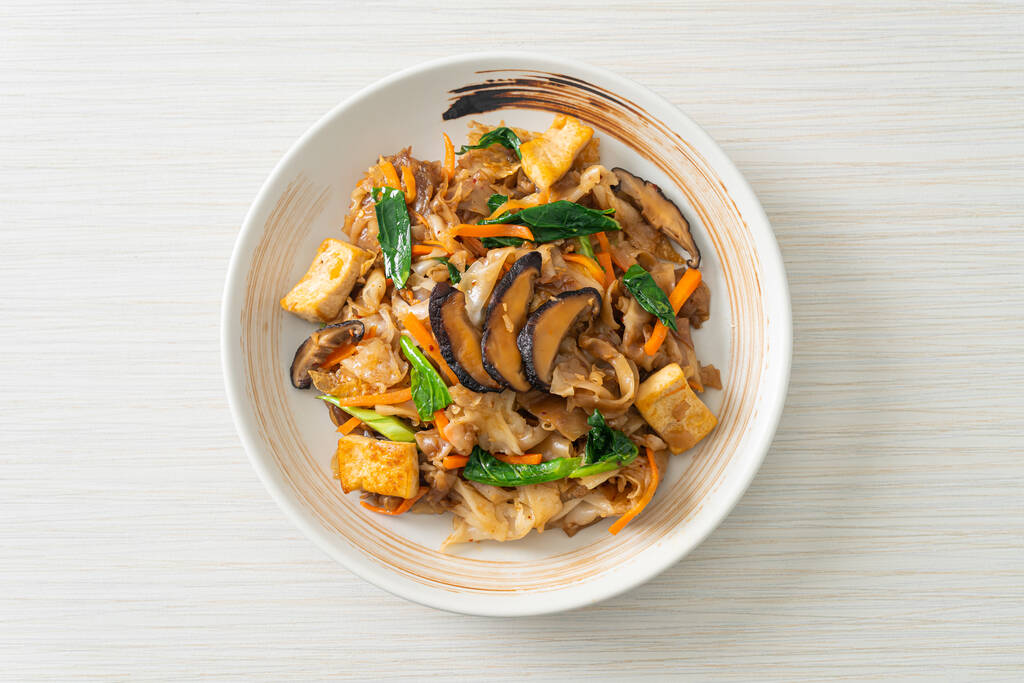 смажена локшина з тофу та овочами веганський та вегетаріанський стиль харчування
 - Фото, зображення